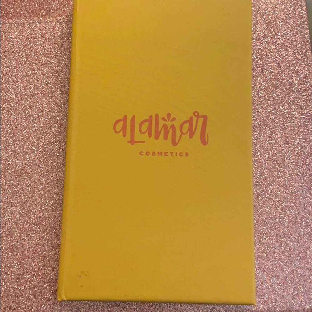 Alamar cosmetics pallete.